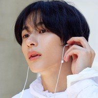 Anton RIIZE menuai sorotan sejak terungkap sebagai trainee SM Entertainment. Pasalnya sang ayah Yoon Sang merupakan musisi legendaris di Korea Selatan. Meski disebut-sebut sebagai nepo baby, Anton membuktikan bahwa ia mewarisi bakat ayahnya, ikut menggarap soundtrack film New Normal dan Contorted. Foto: Instagram