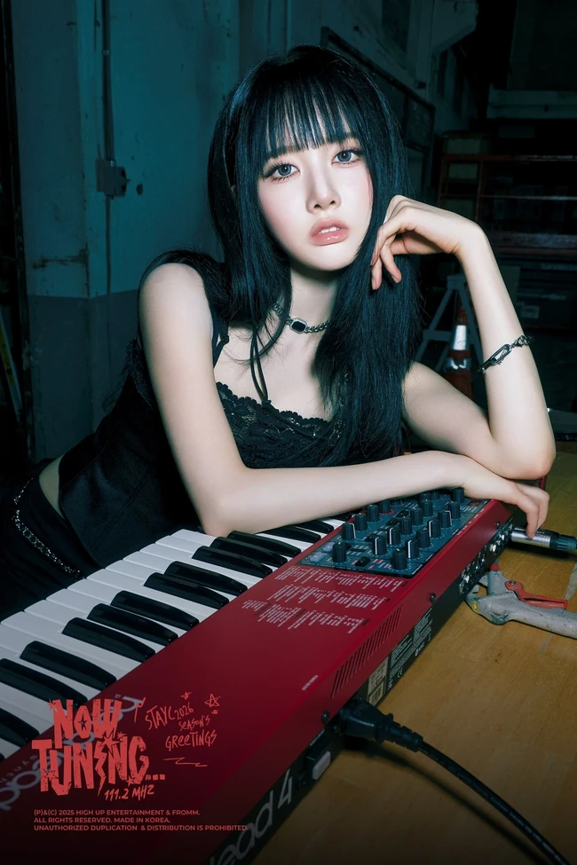 Di tengah tuduhan nepo baby, ayah Sieun STAYC terang-terangan menunjukkan dukungan untuk putrinya. Dalam sebuah wawancara, ia mengaku bangga dan menekankan bahwa putrinya harus tetap menjalani masa trainee meski dirinya seorang penyanyi terkenal di era 80-90an. Foto: Instagram