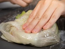Bukan Awet Malah Cepat Busuk! 6 Makanan Ini Jangan Dibungkus Plastic Wrap