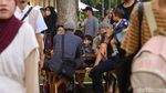 Istiqlal Ramai Jelang Magrib, Warga Nikmati Ngabuburit Sekaligus Berburu Takjil