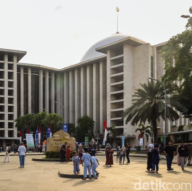 Istiqlal Ramai Jelang Magrib, Warga Nikmati Ngabuburit Sekaligus Berburu Takjil