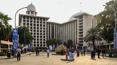 Istiqlal Ramai Jelang Magrib, Warga Nikmati Ngabuburit Sekaligus Berburu Takjil