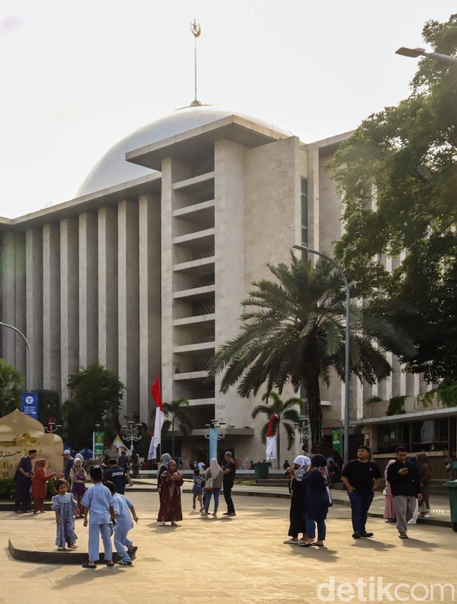 Istiqlal Ramai Jelang Magrib, Warga Nikmati Ngabuburit Sekaligus Berburu Takjil