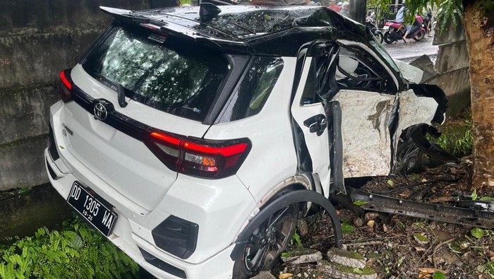 Istri anggota DPRD Sulsel Hariadi, Wardana Mamung tewas dalam kecelakaan di Tol Makassar.