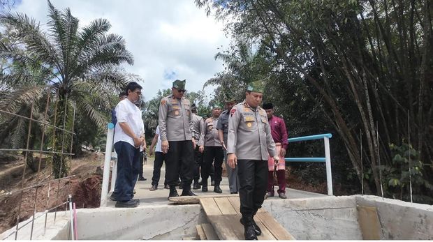 Kapolda Riau Irjen Pol Herry Heryawan meninjau pembangunan jembatan dan meminta proses dipercepat. Kapolda Riau Irjen Pol Herry Heryawan meninjau pembangunan jembatan dan meminta proses dipercepat, Jumat (20/2/2026).