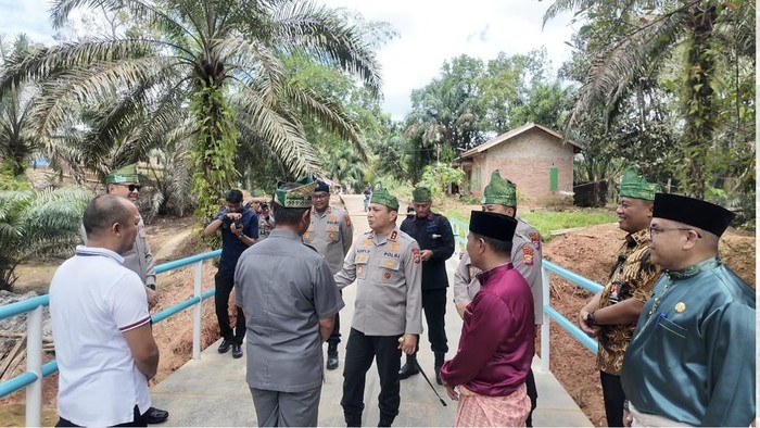 Kapolda Riau Irjen Pol Herry Heryawan meninjau pembangunan jembatan dan meminta proses dipercepat, Jumat (20/2/2026).