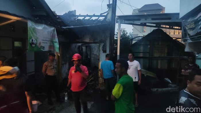 Rumah yang dinarasikan sebagai gudang kembang api di Padukuhan Blimbingsari, Caturtunggal, Depok, Sleman, terbakar sore ini. 