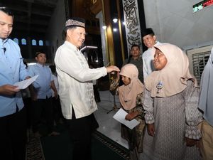 Kasatgas Tito Buka Bersama & Serahkan Bantuan ke Masyarakat Lhokseumawe
