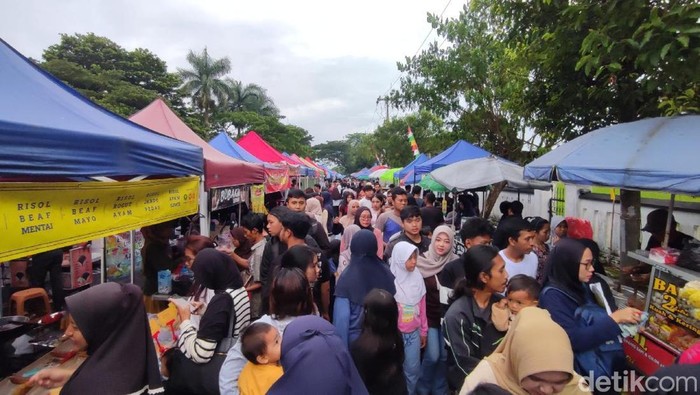 Kemeriahan warga berburu takjil di area parkir Taman Makam Pahlawan Imbanagara Ciamis