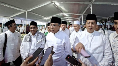 Ketua Umum PPBNU KH Yahya Cholil Staquf bersama Gubernur NTB Lalu Muhamad Iqbal saat peresmian 36 SPPG milik NU di beberapa pesantren di NTB, Sabtu (21/2/2026). (Foto: Ahmad Viqi/detikBali)