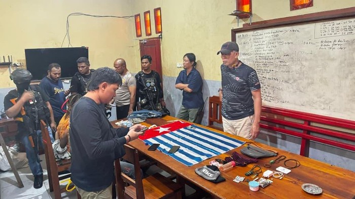 Satgas Operasi Damai Cartenz menangkap dua anggota kelompok kriminal bersenjata (KKB) bernama Homi Heluka dan Simak Kipka di Kabupaten Yahukimo.