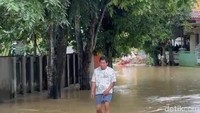 Hujan mengguyur kawasan Samarinda, Kalimantan Timur (Kaltim) sejak Sabtu (21/2) dini hari tadi. Akibatnya, tercatat ada 19 titik genangan dengan kedalaman bervariasi hingga 1 meter. Foto: Muhammad Budi Kurniawan/detikKalimantan
