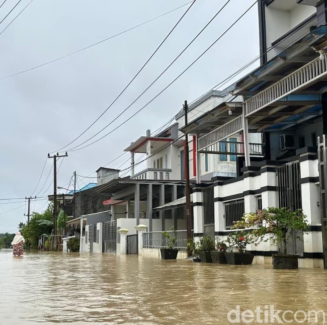 Potret Samarinda Tergenang Usai Diguyur Hujan Sejak Dini Hari