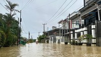 Tim Reaksi Cepat (TRC) BPBD Kota Samarinda telah diterjunkan ke lapangan untuk memantau kondisi serta melakukan pendataan di titik-titik terdampak. Ketinggian air di sejumlah lokasi bervariasi antara 20 sentimeter hingga hampir 1 meter. Foto: Muhammad Budi Kurniawan/detikKalimantan