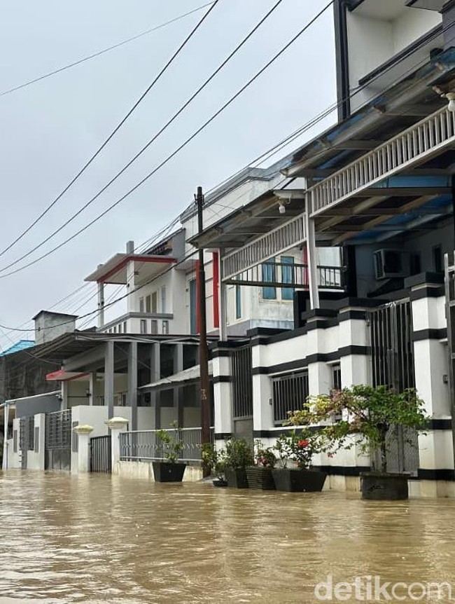 Potret Samarinda Tergenang Usai Diguyur Hujan Sejak Dini Hari