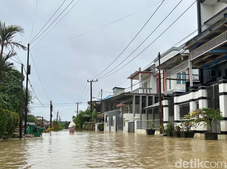 Potret Samarinda Tergenang Usai Diguyur Hujan Sejak Dini Hari