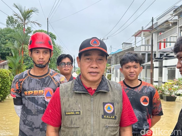 Kepala Pelaksana Badan Penanggulangan Bencana Daerah (BPBD) Kota Samarinda, Suwarso memantau banjir di Samarinda, Sabtu (21/2/2026).