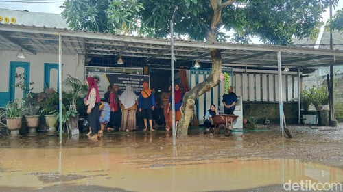 Kondisi salah satu dapur MBG di Desa Obel-obel, Kecamatan Sambelia, Lombok Timur, NTB, pascaditerjang banjir, Sabtu (21/2/2026). (Foto: Sanusi Ardi W/detikBali)