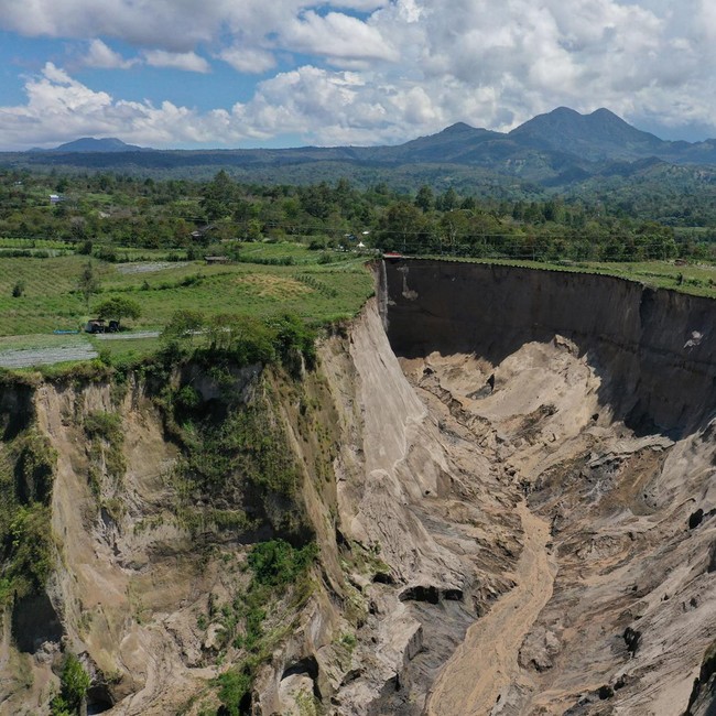 Longsor Raksasa Putus Akses Aceh Tengah