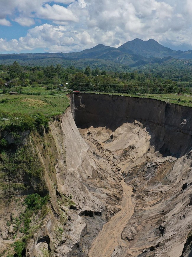Longsor Raksasa Putus Akses Aceh Tengah