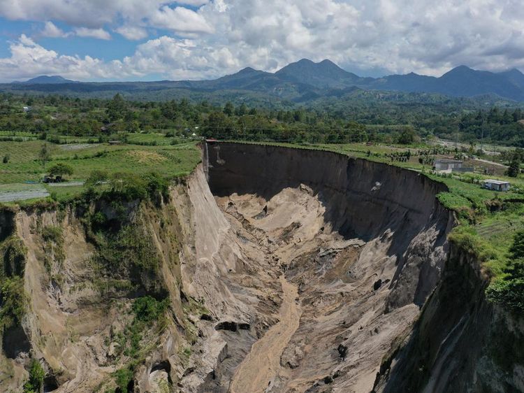 Longsor Raksasa Putus Akses Aceh Tengah
