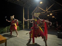 Saat Penari Topeng Malangan Keliling Kampung Bangunkan Sahur Warga