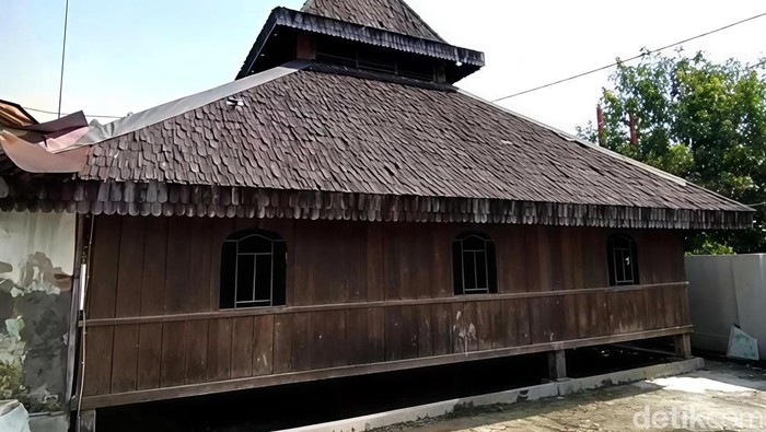 Masjid Kuno Bondan, yang juga dikenal sebagai Masjid Darussajidin atau Masjid Sapuangin Indramayu.