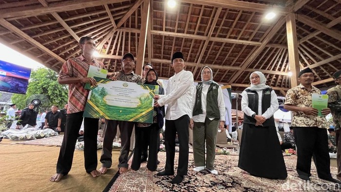 Menteri Kehutanan Raja Juli Antony saat menyerahkan SK Tora pada ratusan warga Banyuwangi.