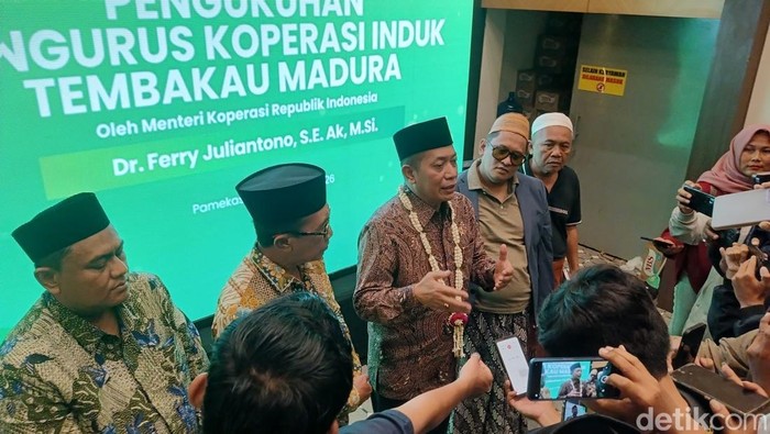 Menteri Koperasi RI Ferry Juliantono saat kunjungan ke Pamekasan