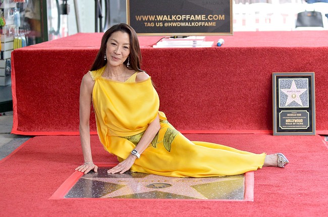 Bagian pinggang ditarik ke satu sisi sehingga menciptakan efek drapery dramatis yang mempertegas siluet elegan Michelle Yeoh. Foto: Getty Images for Universal Pictu/Unique Nicole