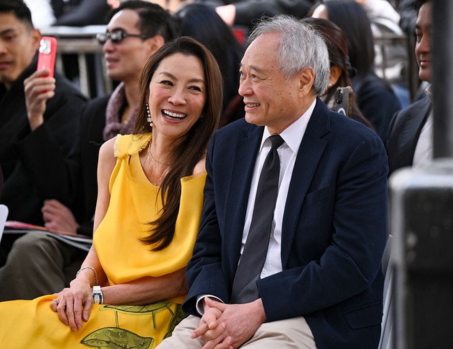 Sejumlah rekan industri terdekatnya turut hadir dalam momen bersejarah tersebut, termasuk sutradara Ang Lee, yang memilih Michelle sebagai pemeran dalam film laga ‘Crouching Tiger, Hidden Dragon’, yang telah melambungkan namanya. Dalam sambutannya yang penuh emosi, Yeoh menyampaikan rasa terima kasihnya kepada Lee. “Terima kasih karena telah menemukan bahwa saya sebenarnya bisa berakting,” ujarnya, seperti dilansir Bazaar. Foto: Variety via Getty Images/Michael Buckner