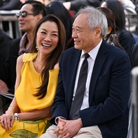 Sejumlah rekan industri terdekatnya turut hadir dalam momen bersejarah tersebut, termasuk sutradara Ang Lee, yang memilih Michelle sebagai pemeran dalam film laga ‘Crouching Tiger, Hidden Dragon’, yang telah melambungkan namanya. Dalam sambutannya yang penuh emosi, Yeoh menyampaikan rasa terima kasihnya kepada Lee. “Terima kasih karena telah menemukan bahwa saya sebenarnya bisa berakting,” ujarnya, seperti dilansir Bazaar. Foto: Variety via Getty Images/Michael Buckner
