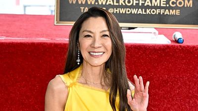 Michelle Yeoh Bersinar dengan Gaun Kuning, Raih Bintang Hollywood Walk of Fame