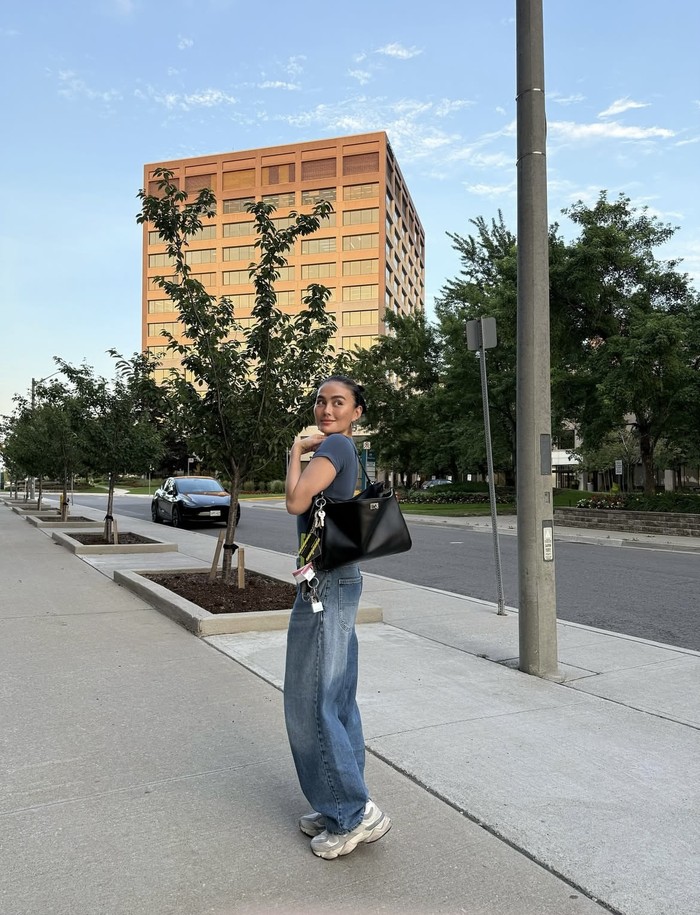 Momen Agnez Mo saat Makan Kepiting hingga Minum Kopi di Luar Negeri