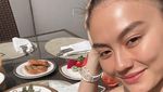 Momen Agnez Mo saat Makan Kepiting hingga Minum Kopi di Luar Negeri