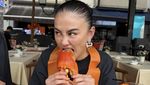 Momen Agnez Mo saat Makan Kepiting hingga Minum Kopi di Luar Negeri