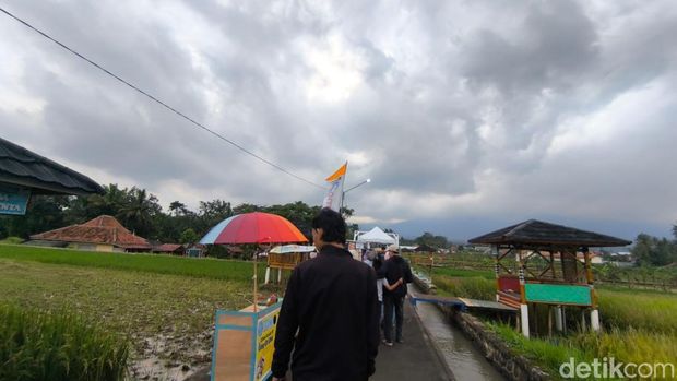 Momen berburu takjil di Sawah Lope Kuningan Momen berburu takjil di Sawah Lope Kuningan