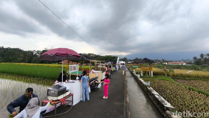 Momen berburu takjil di Sawah Lope Kuningan