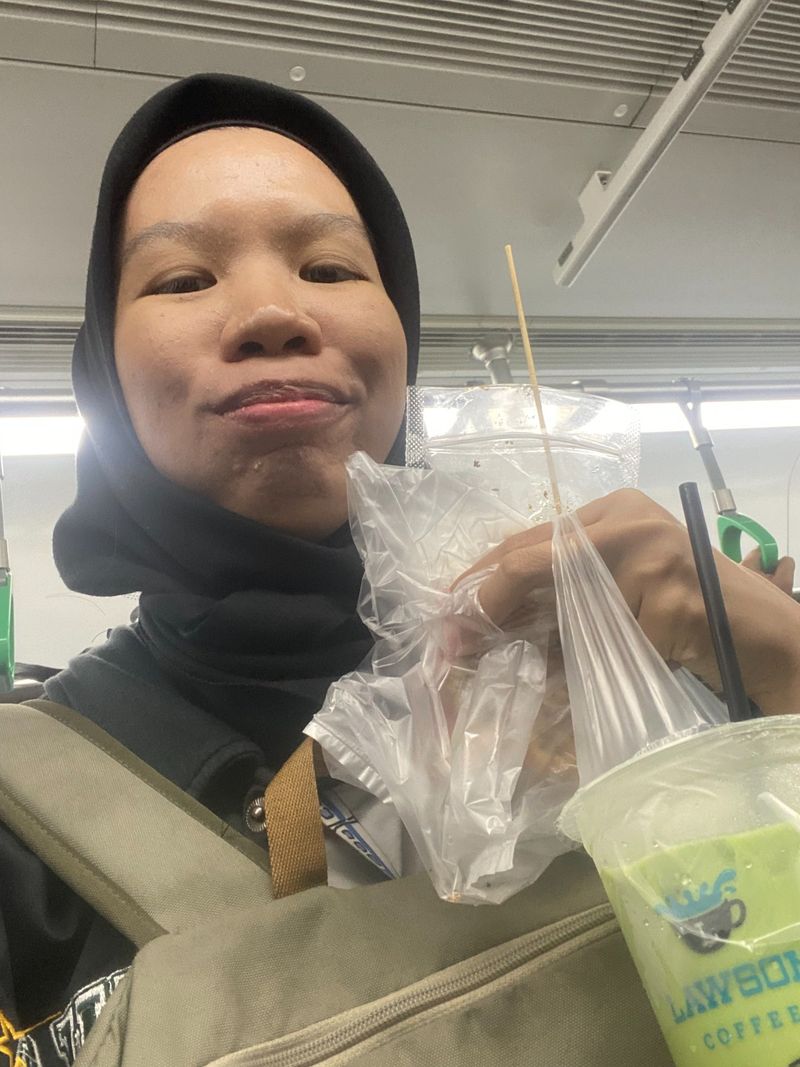 Momen Hangat di KRL, Penumpang Saling Tawarkan Makanan saat Buka Puasa