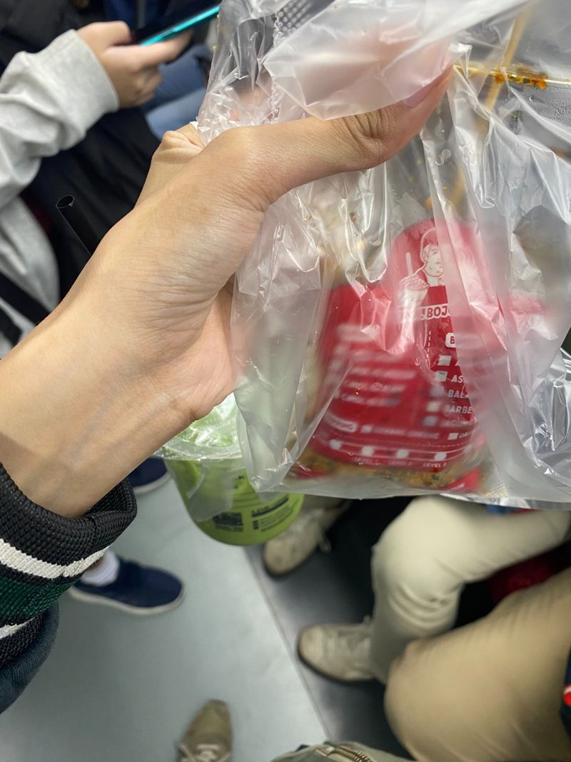 Momen Hangat di KRL, Penumpang Saling Tawarkan Makanan saat Buka Puasa