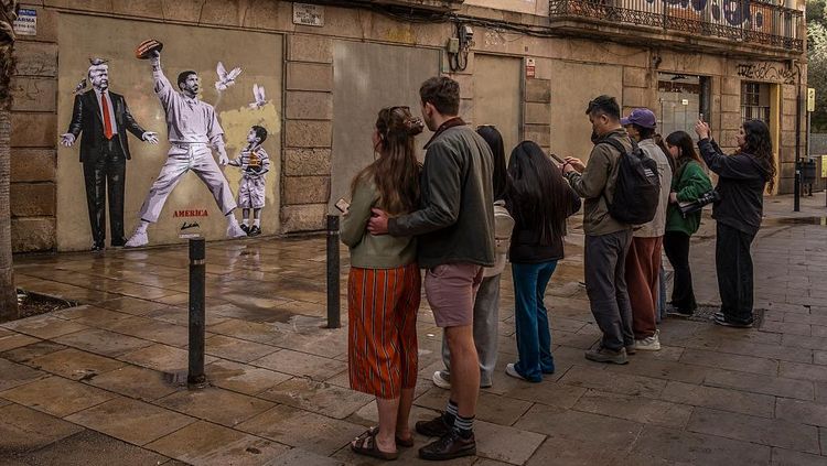 Mural Bad Bunny vs Donald Trump Muncul di Barcelona