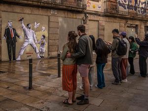 Mural Bad Bunny vs Donald Trump Muncul di Barcelona