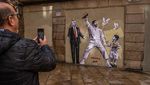 Mural Bad Bunny vs Donald Trump Muncul di Barcelona
