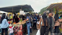 Ratusan warga memadati lapak-lapak pedagang untuk ngabuburit sambil berburu takjil dan aneka jajanan berbuka.