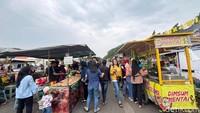 Pantauan detikJatim di lokasi sekitar pukul 17.00 WIB, pengunjung terus berdatangan. Mereka tampak berjalan menyusuri deretan stan yang tertata di sisi jalan kawasan Pasar Kodam Brawijaya. Selain itu, banyak yang memilih duduk di dekat ikon Lapangan Brawijaya.