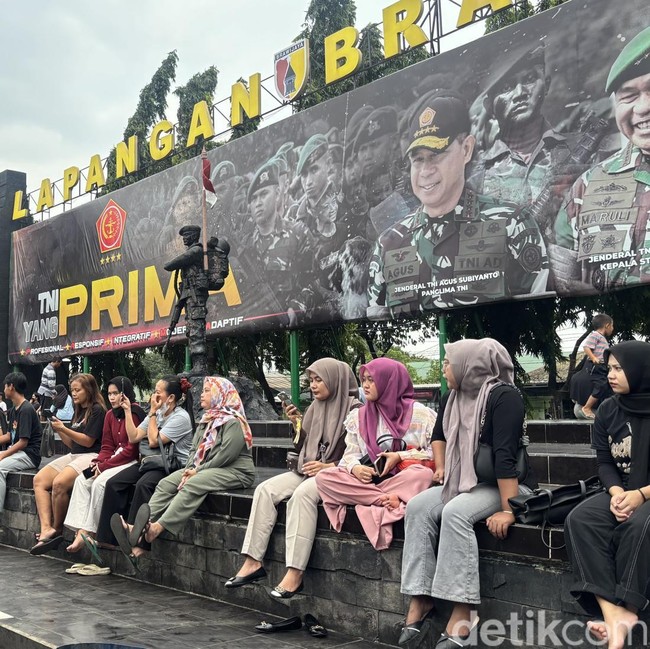 Ngabuburit di Pasar Kodam Brawijaya Surabaya