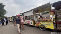 Aroma berbagai makanan seperti gorengan, dimsum, pentol, aneka kue, Korean Food, dan banyak jajanan lainnya menyeruak. Lapak minuman segar seperti es teler, es degan, hingga aneka jus buah tak kalah diserbu pembeli.