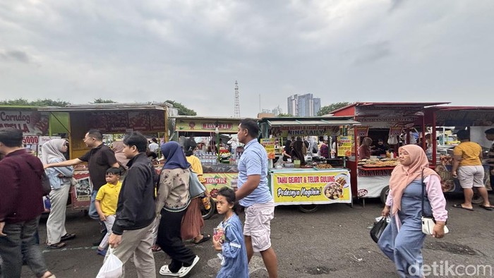 Ngabuburit di Pasar Kodam Brawijaya