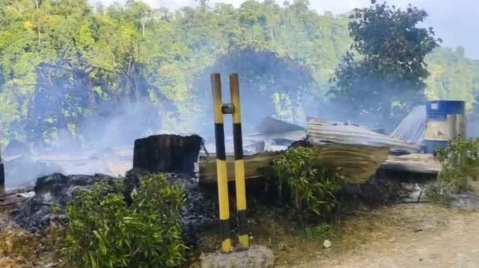 Pos pengamanan PT Kristalin di Nabire dibakar OTK, mengakibatkan dua tewas. Polisi amankan lokasi dan evakuasi korban ke rumah sakit.