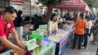 Para pengunjung juga tumpah ruah di Basar Takjil yang digelar di sepanjang Jalan Kenanga Kota Blitar. Mereka berburu minuman dan makanan untuk buka puasa.
